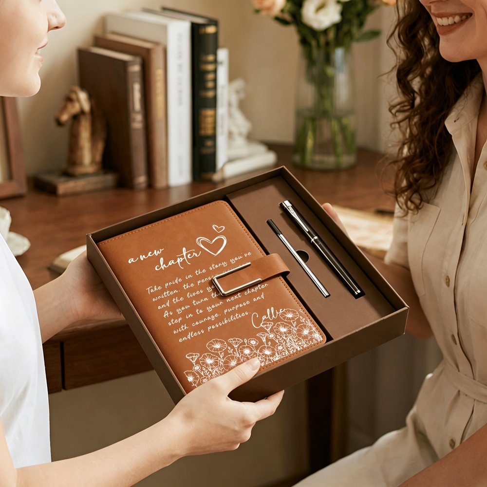 Taccuino personalizzato in pelle PU formato A5 con motivo floreale "A New Chapter" e nome, ideale come regalo di pensionamento, addio o fine rapporto di lavoro per un amico o un collega in pensione 6