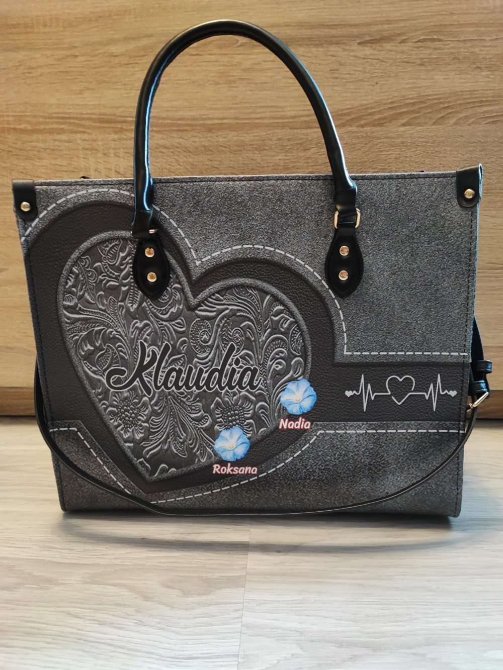 sac à main personnalisé gris avec deux fleurs de naissance et prénom