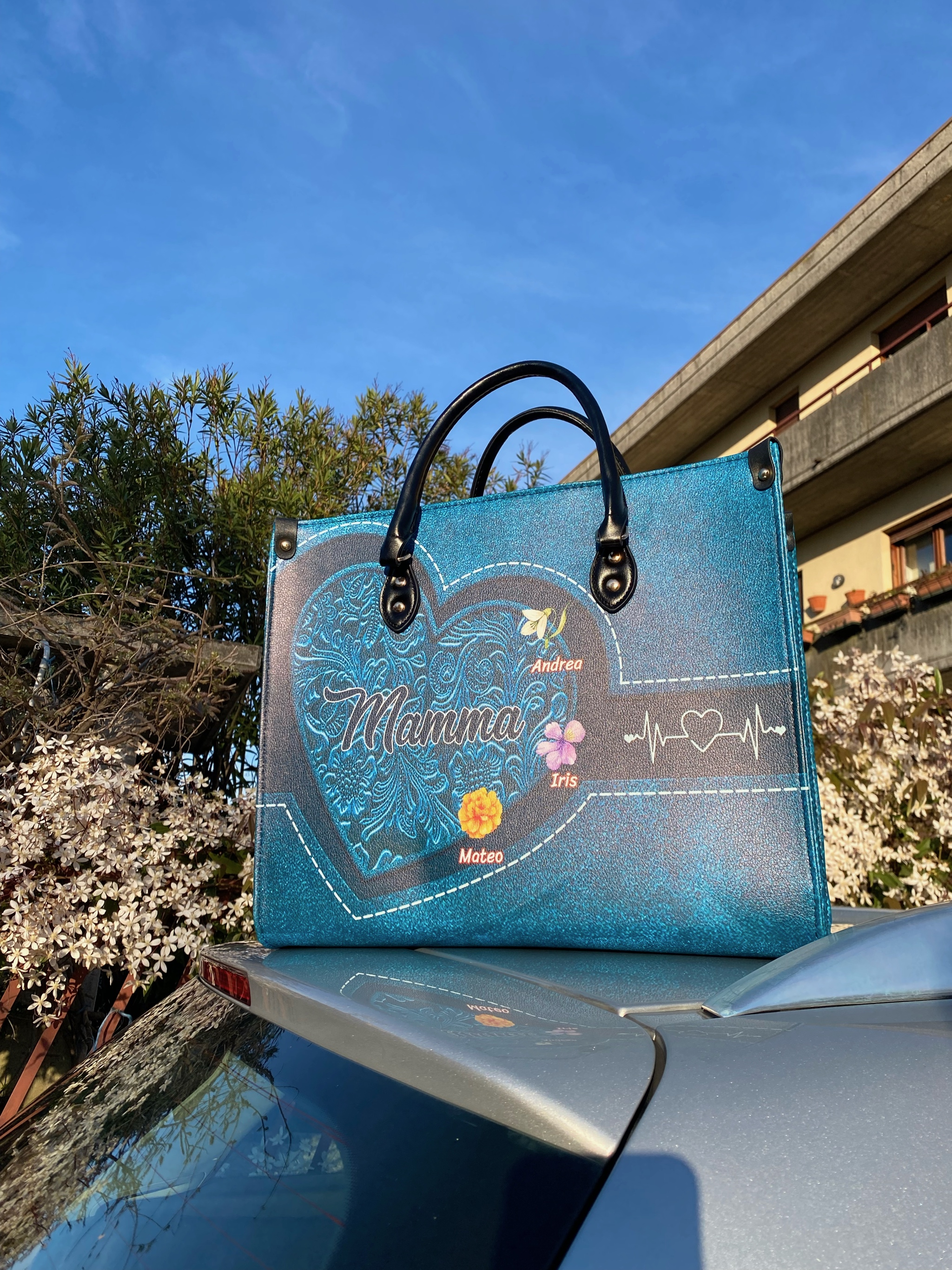 sac à main personnalisé bleu avec 3 fleurs de naissance
